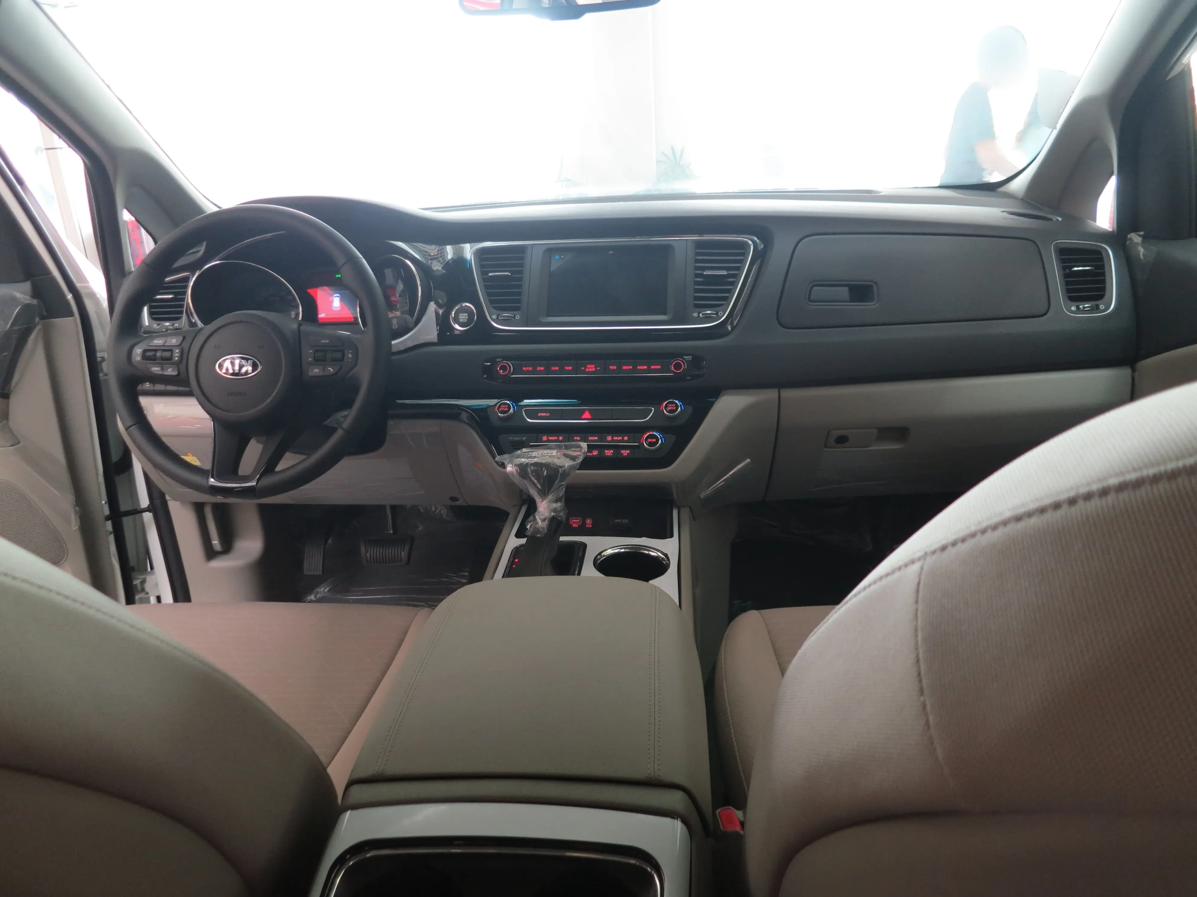 Салон Kia Carnival 2019 — кожаные сиденья, Wi-Fi, USB-зарядка, ComfortLine трансфер